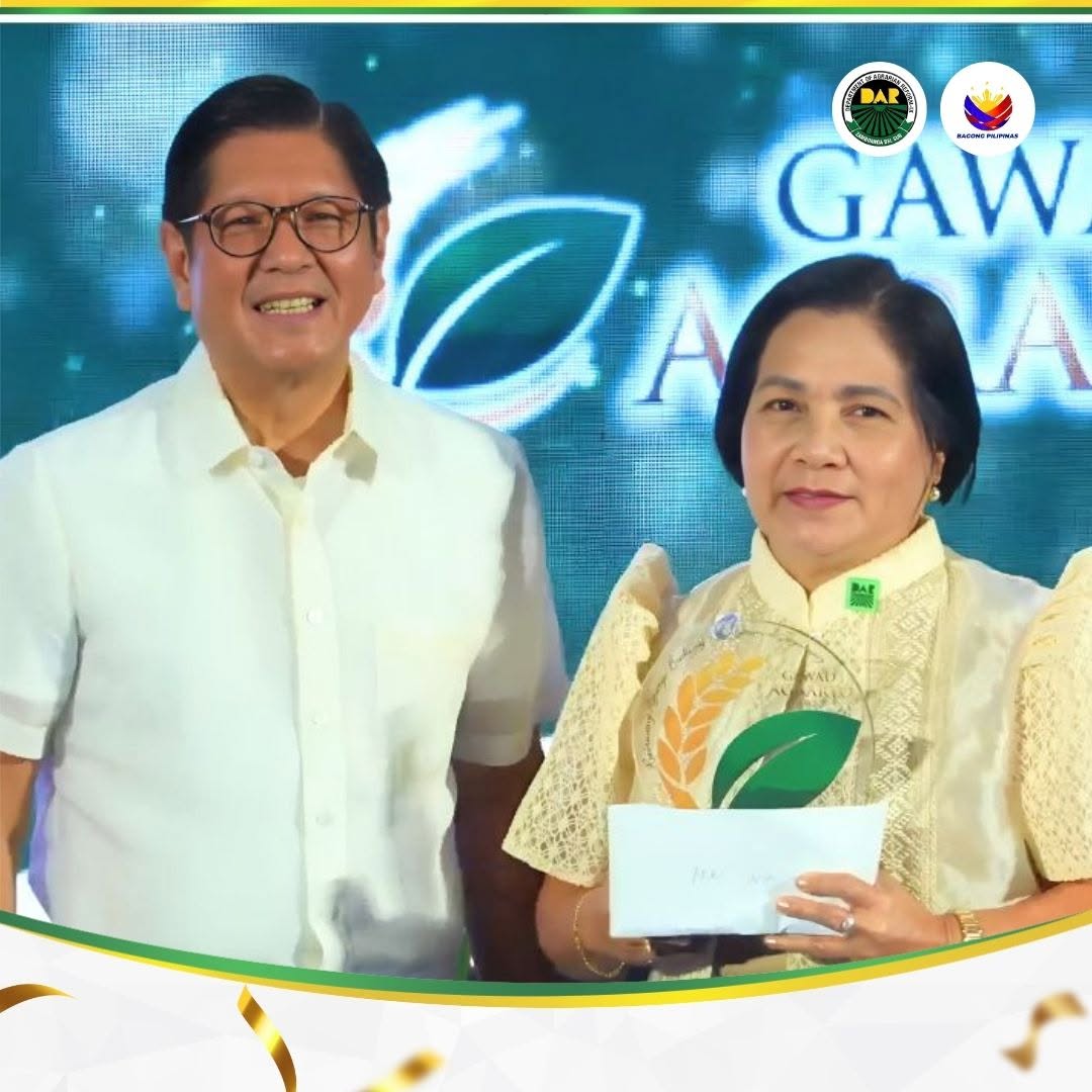 MIFAMCO representative receiving the Gawad Agraryo 2025 award